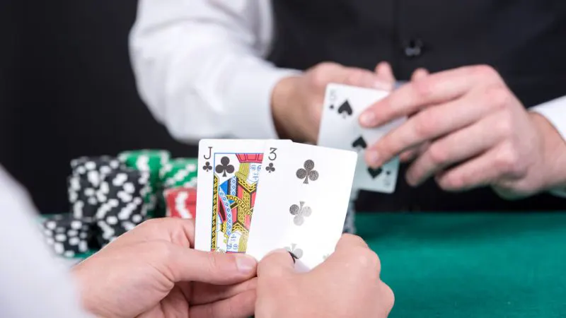 Mẹo chơi game Poker trên dưới dễ thắng